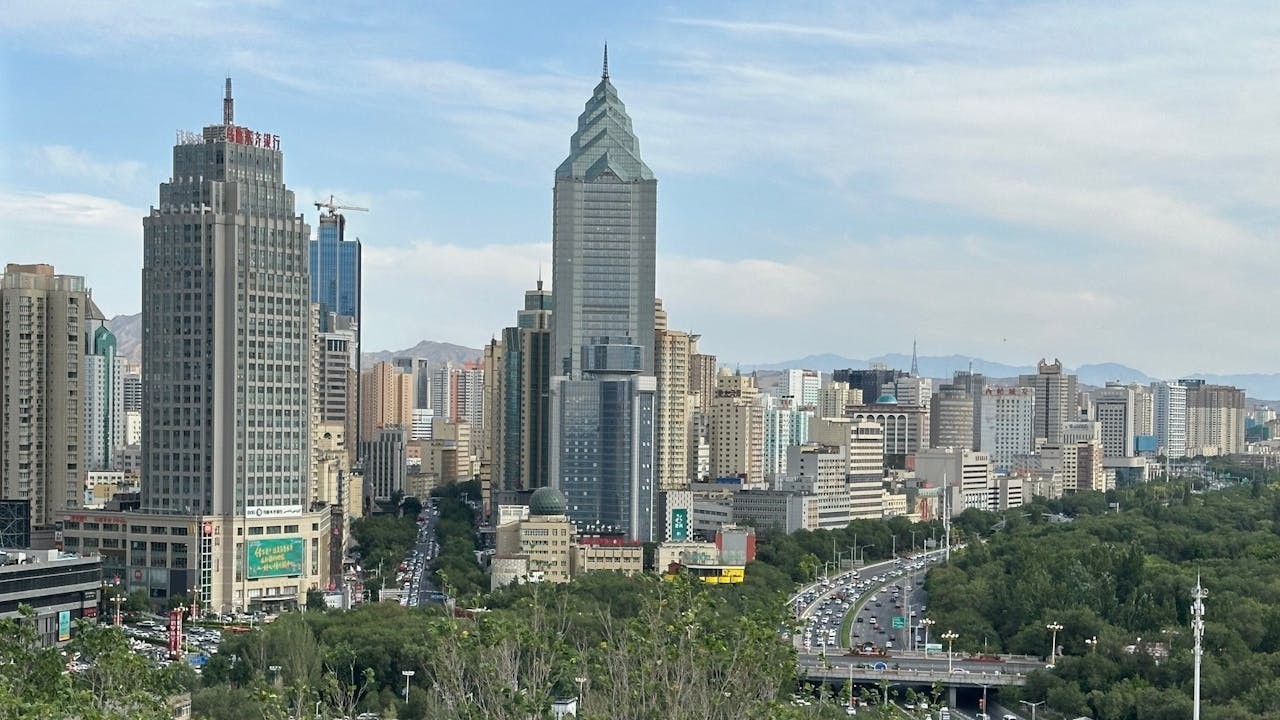 烏魯木齊鬧市有上海浦西的氣派。