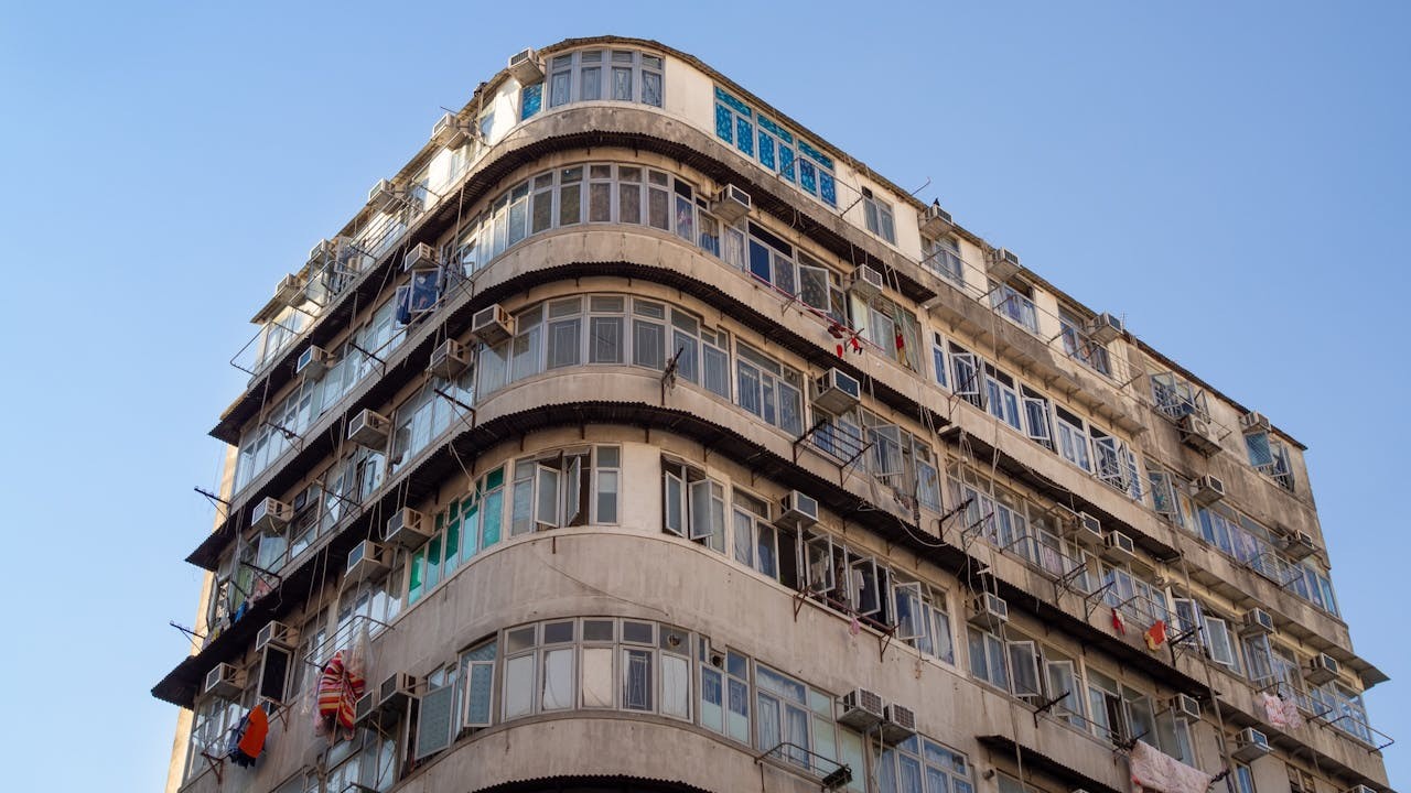 一場圍繞舊樓併購的暗戰已在香港老舊街悄然展開。(Shutterstock)