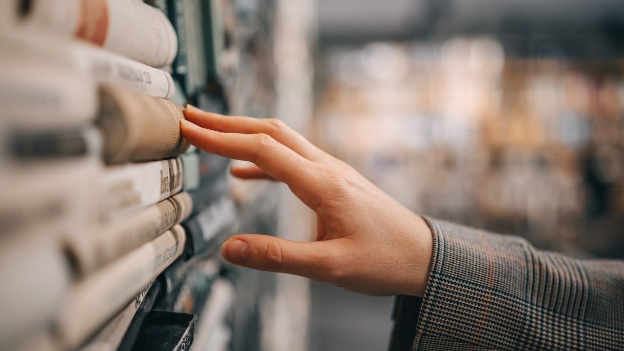 《廣州方言詞典》有「揄」條（所標讀音與「鬥」同），釋曰︰「碰，觸摸，弄︰唔好揄佢｜咪揄我啲書｜揄亂晒⋯⋯」（Shutterstock）