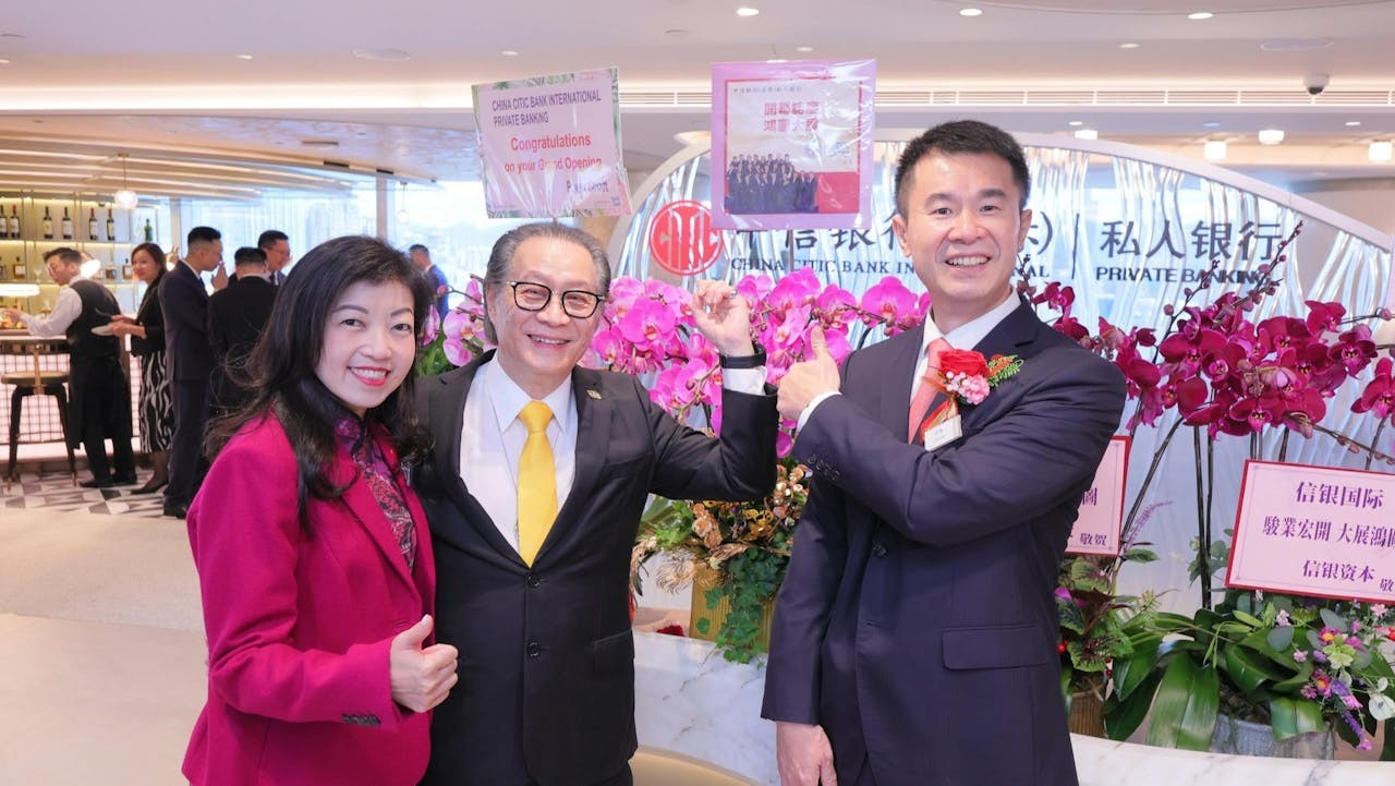 香港黃金交易所主席張德熙（中）、 中信銀行（國際）執行董事兼行政總裁沈強（右）、中信銀行（國際）個人及商務銀行業務總監袁妙齡。（作者提供）