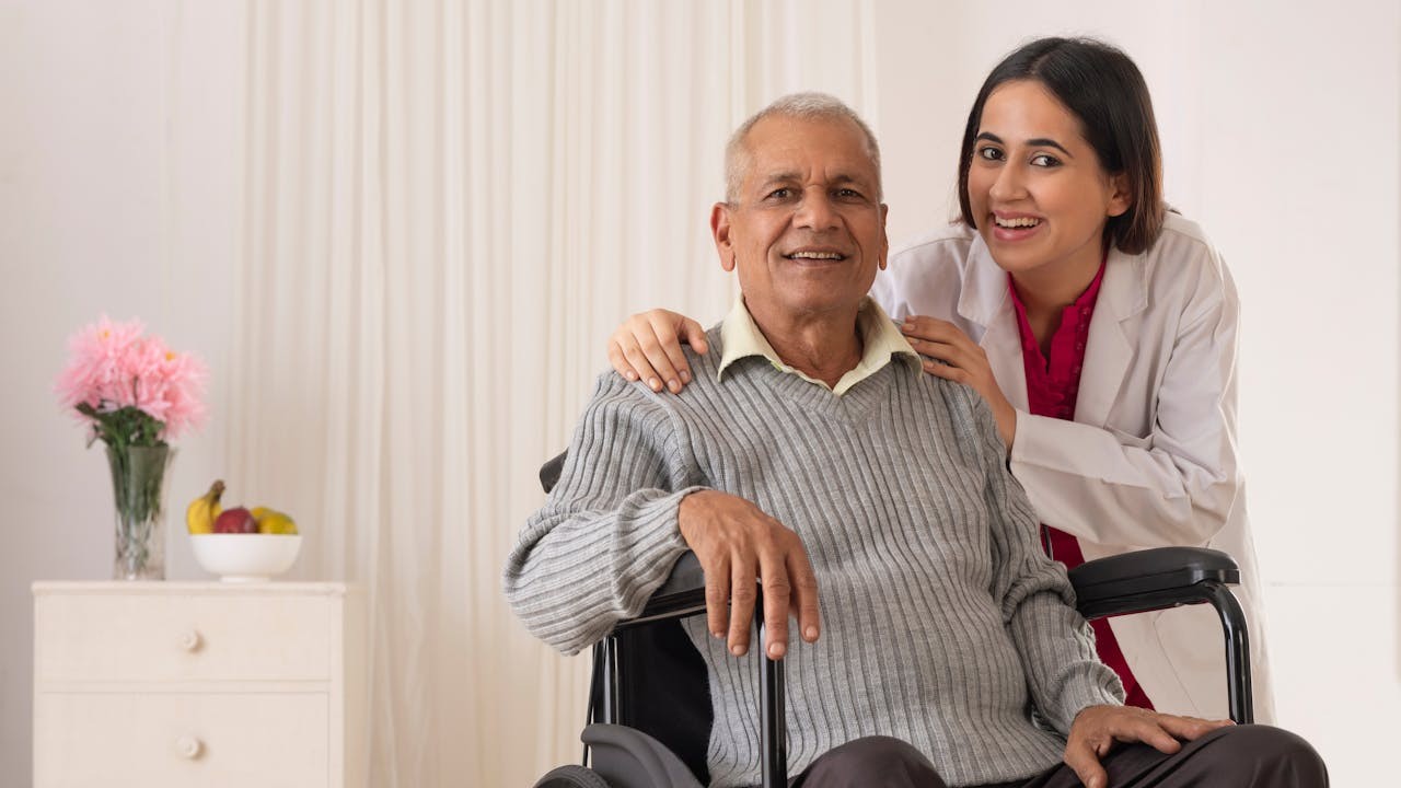 我身邊的這群照顧者,不少是退休的專業人士。當然她們都有經濟條件聘請外傭照顧,但在父母心目中,外傭又豈可取代親生女呢?(Shutterstock)