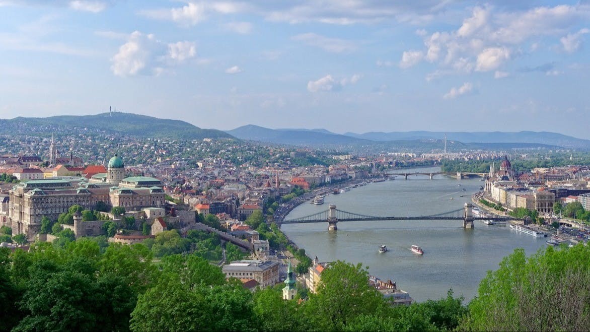 藍色多瑙河與河岸兩側的布達（Buda）與佩斯（Pest）。布達一側有城堡山，山上坐落着匈牙利王宮，佩斯一側有匈牙利國會大廈，布達與佩斯被優雅的塞切尼鏈橋連接起來。（Wikimedia Commons）
