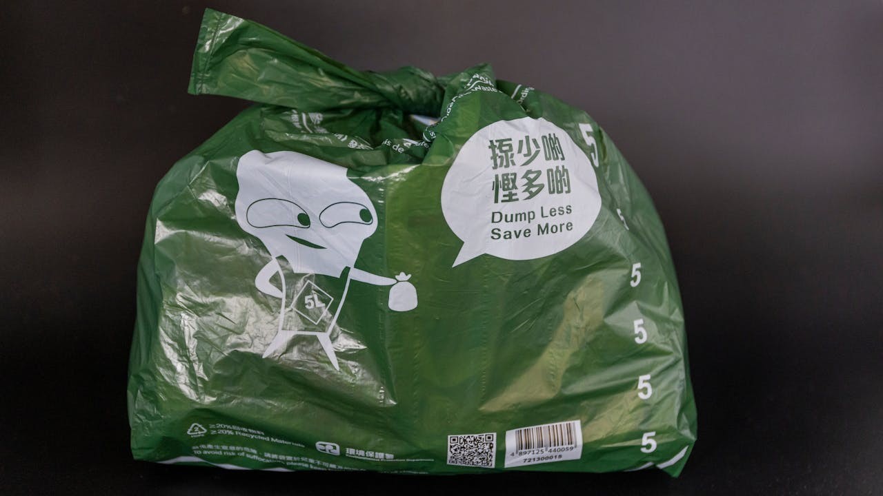 垃圾徵費於2021年立法後功虧一簣，真正問題在於如何執行。（Shutterstock）