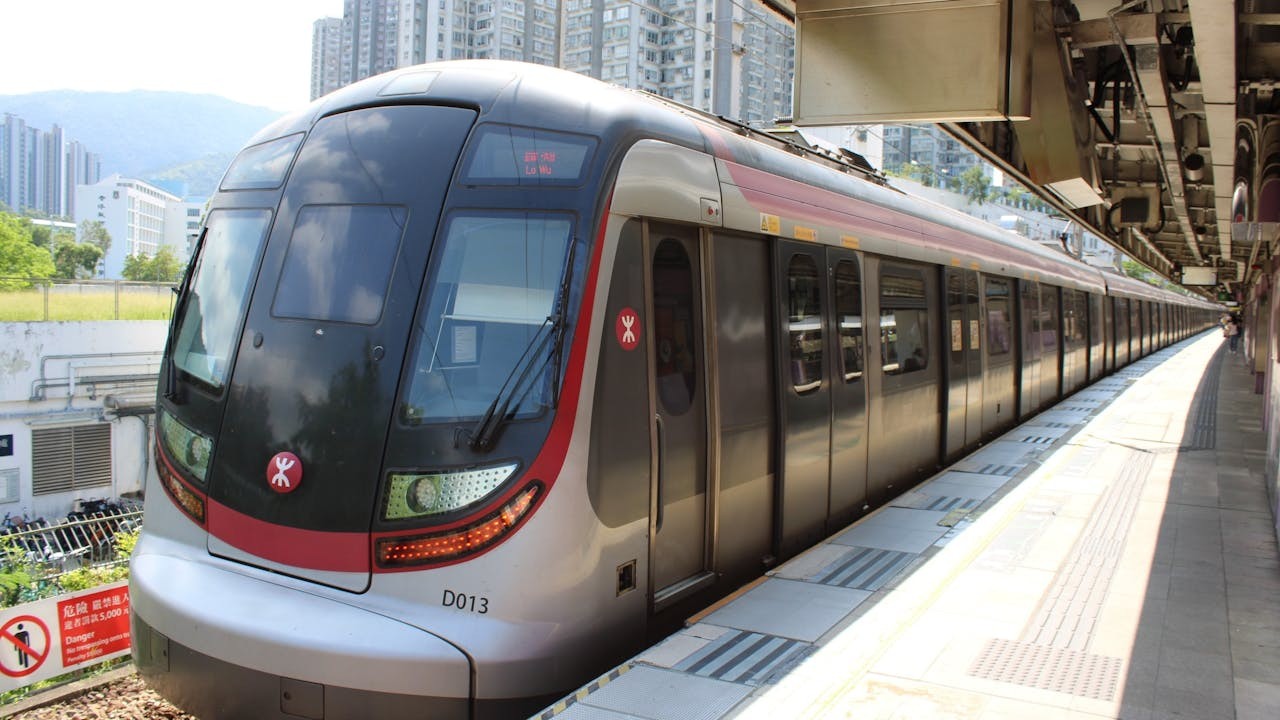 相比新加坡地鐵貢獻新加坡GDP約0.5%至1%，人工智能估計港鐵對香港GDP貢獻約1.67%，論經濟貢獻，港鐵又贏。（Shutterstock）