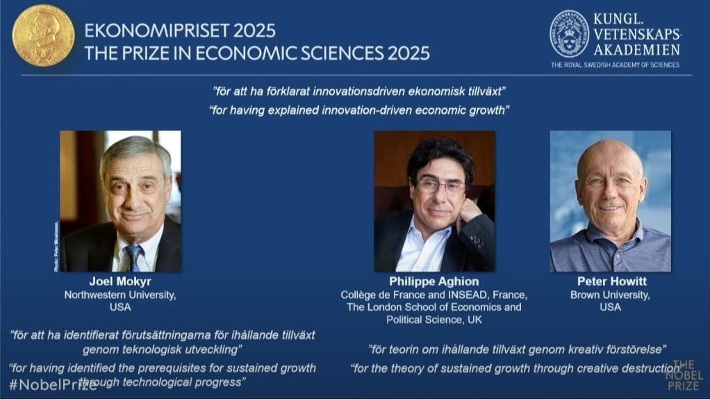 經濟史學家莫基爾（左）的研究解釋了造就工業革命後持續經濟增長的關鍵原因。法國學者阿吉翁（中）和加拿大學者郝伊特（右）於1992年構建了一個開創性的「創造性破壞」數學模型，帶來了嶄新的經濟理論──三人因而獲2025諾貝爾經濟學獎。（諾貝爾獎YouTube 直播截圖）
