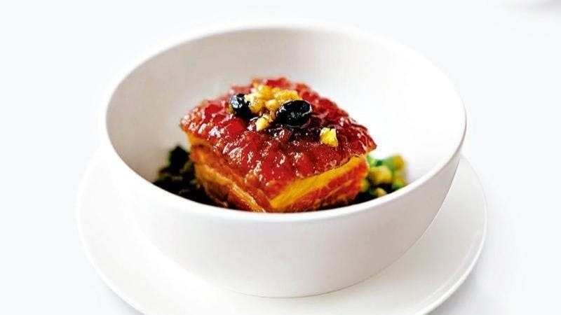 川菜講究色、香、味、形、器，常用的技法有超過百種，刀工細膩。圖為眉州菜之東坡肉。（作者圖片）