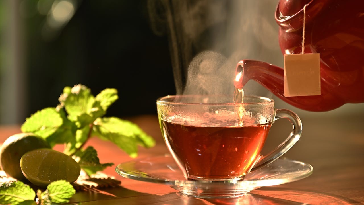 我給自己倒了一杯熱茶,讓那一股暖流順喉而下,身體微微發汗。心,漸漸沉靜下來。(Shutterstock)