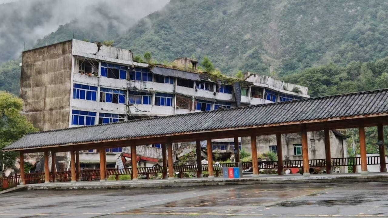 汶川地震遺址沿途全是斷壁殘垣,所有的建築物或塌垮或傾斜,並布滿青苔和黑霉,如一座悲慘死城。