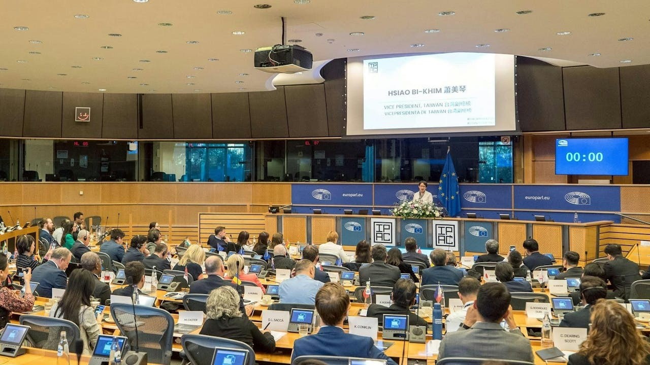 政治上,歐盟議會借出場地予中國對抗的政治實體領袖「表演」,中方孰不可忍。(蕭美琴Facebook)