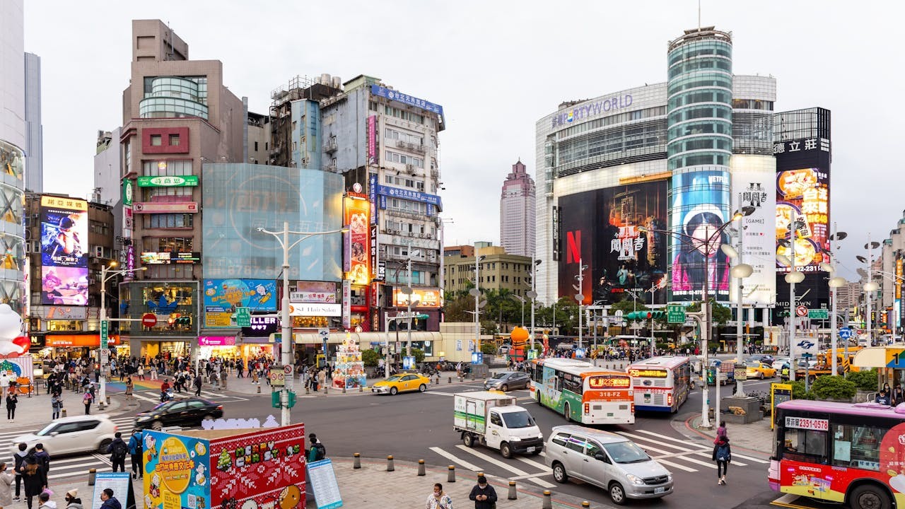 民主政治的弊病，是政黨不斷開選舉支票，並且彼此惡性加碼，隨之而來的是公債年年攀升。（Shutterstock）