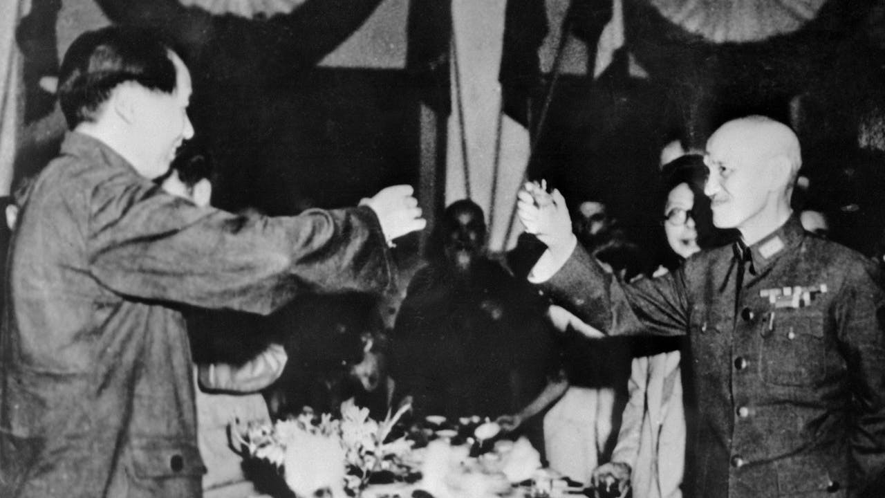 以「綏遠方式」作為先例在其他地區推動和平起義、盡早結束本質是內戰的解放戰爭,是中國共產黨一心為人民的崇高策略。(左為毛澤東;右為蔣中正,Wikimedia Commons)