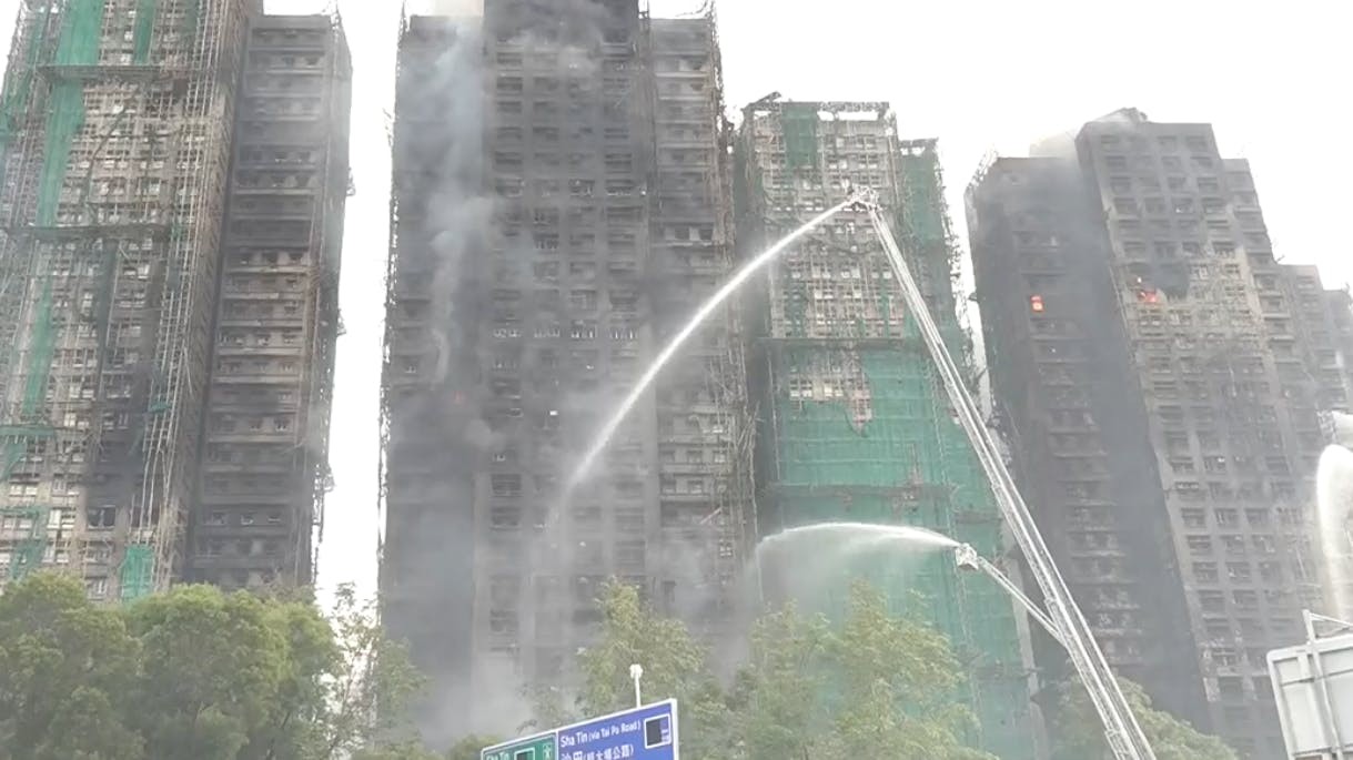 消防派員由低層向上滅火，預料最快至黃昏才能完成救援工作。（翻攝自香港電台）
