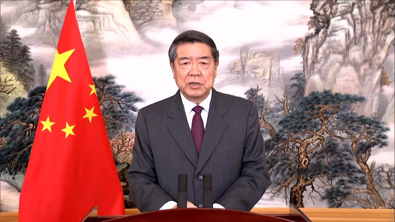 國務院副總理何立峰指十五五規劃建議專門部署支持香港發展，希望香港把握機遇。（直播截圖）