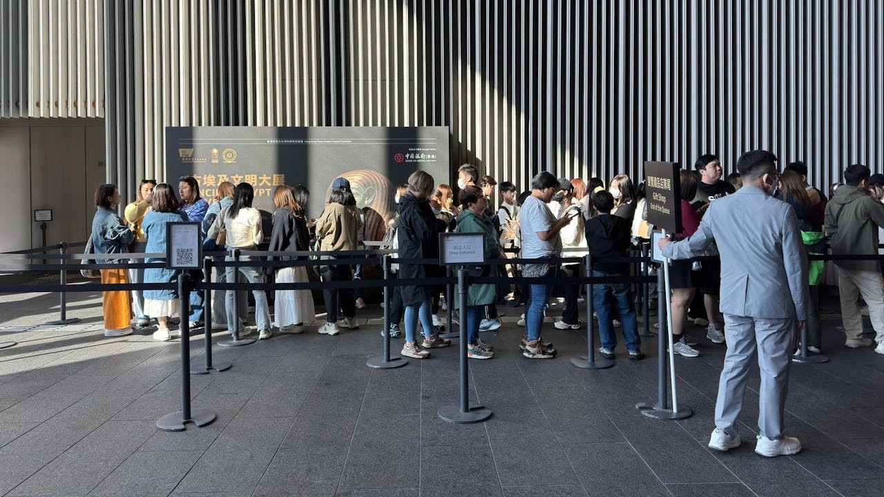 報道指港人在展覽首個周末逼爆展館,人龍排隊至少1小時以上。