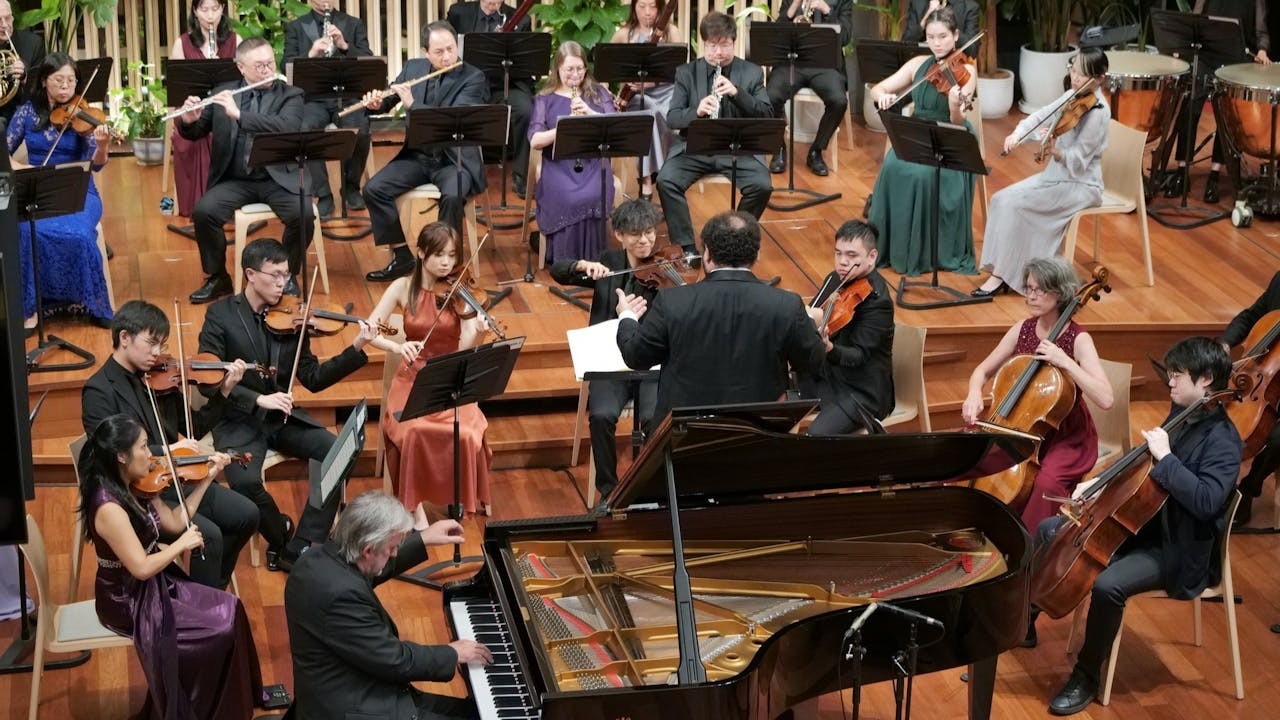 道格拉斯與香港城市室樂團合作演奏了貝多芬的《皇帝鋼琴協奏曲》。