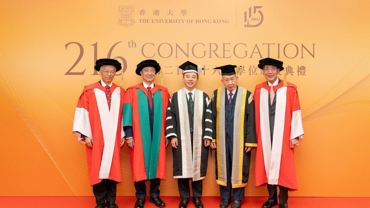 香港大學副校監李國寶博士（右二）、張翔校長（中）與陳剛教授（左一）、潘燊昌博士（左二）、李國章教授（右一）合照。