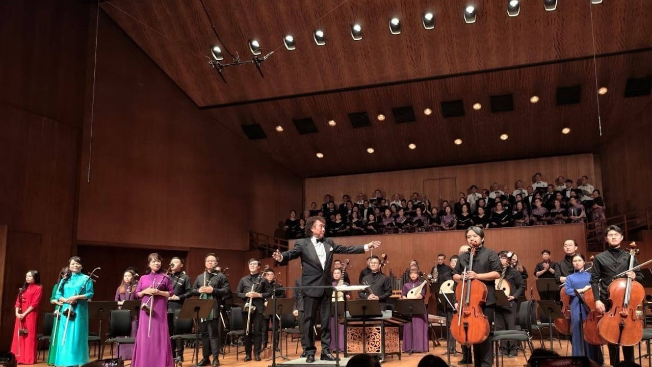 音樂會由前香港中樂團音樂總監石信之指揮演出8首管弦、合唱精品，其中鮮有公演的《兵車行》更是驚艷全場。（香港紫荊中樂團Facebook）