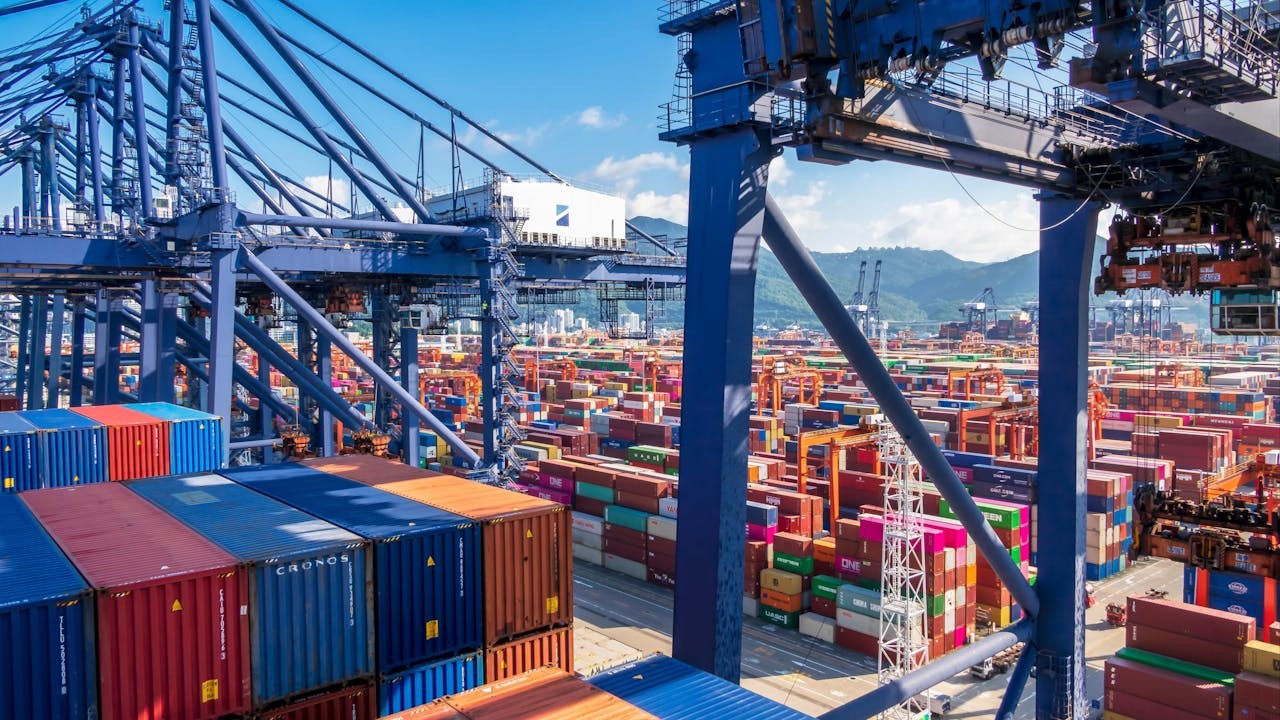 貿易壁壘實際上阻止了中國產品進入美國，這些壁壘導致美國商品的價格明顯高於中國，這在一定程度上解釋了美國名義附加值生產率差距縮小的原因。（Shutterstock）