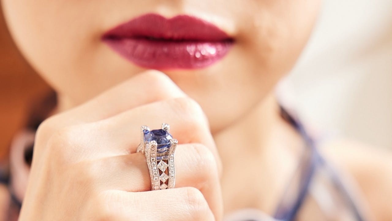 珠寶流轉的光澤與貴氣,能提升佩戴者的氣場與自信。這種心理力量比任何神秘的磁場都更真實。(作者提供)