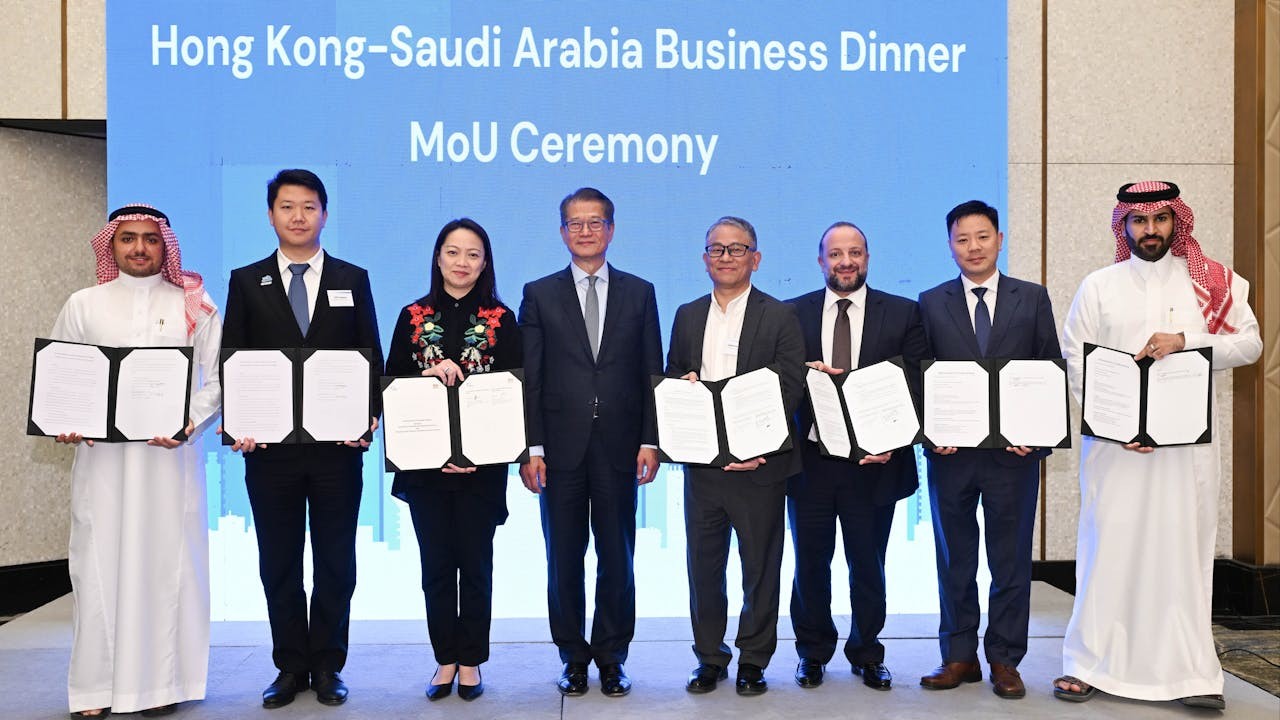 陳茂波(左四)表示,來自香港或內地的科技企業,將分別與沙特合作夥伴在技術應用、應用場景及業務拓展等範疇在中東展開合作。