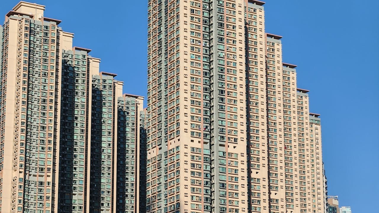 當賣樓的人多，有錢買樓的人少，再遇到利率上升、地緣政治緊張或政府過度遏抑樓市，市場就會進入蕭條期。（Shutterstock）