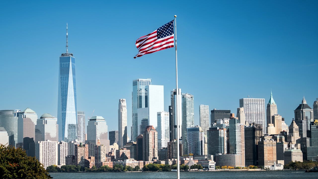 過去5年，因為COVID ，整個西方都經歷了供應鏈斬斷而致的慘痛通脹，即使通脹率早已見頂回落，但老百姓仍然感到無比生活壓力。（Shutterstock）