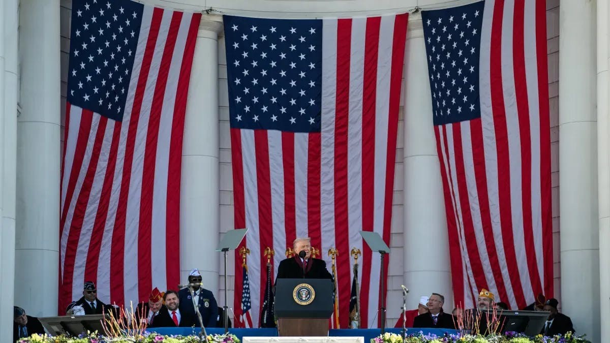 美國政府有兩大錯誤：第一是誤以為美國每年近萬億美元貿易赤字是中國及其他國家剝削了美國，所以要大加關稅；第二個錯誤是把美國的部分出口武器化。（白宮圖片）