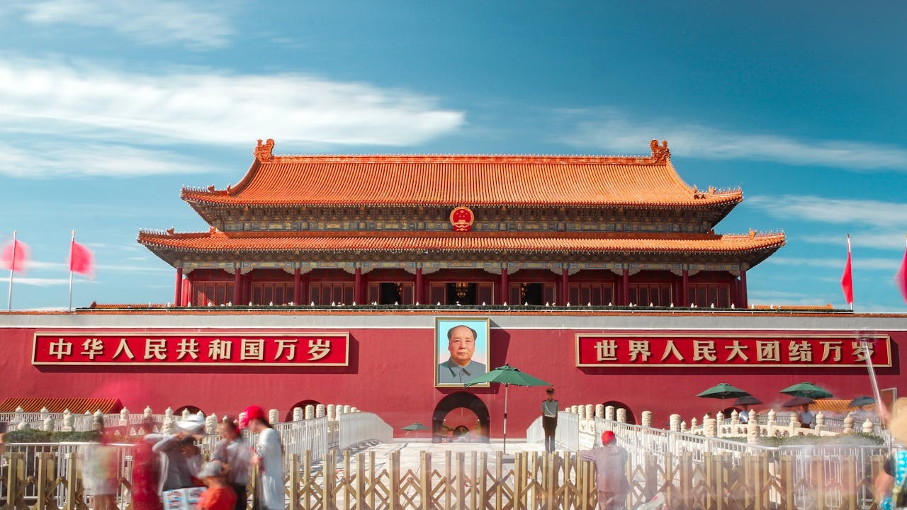 由於美國近月來急劇升級了對華的貿易戰,中國毅然決然對美國進行史無前例的大力度反擊。(Shutterstock)