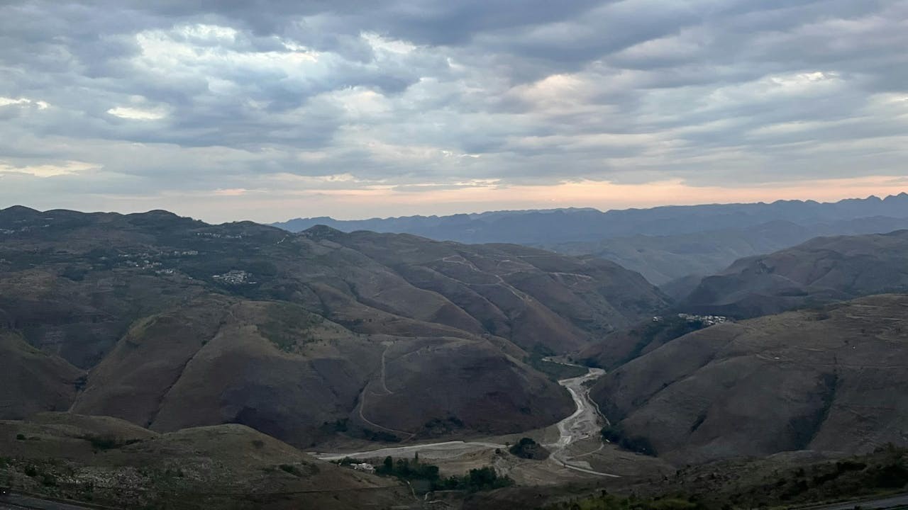 從鬱鬱蔥蔥的南國水田到嶙峋奇特的喀斯特地貌,我貪婪地捕捉每一幀掠過的畫面。