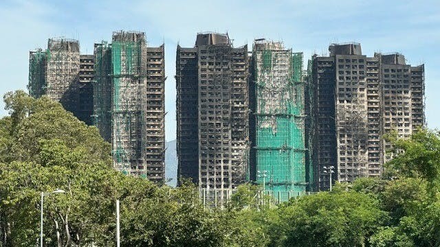 消防處處長大埔宏福苑28日早上10時18分火勢已大致熄滅。（灼見名家圖片）