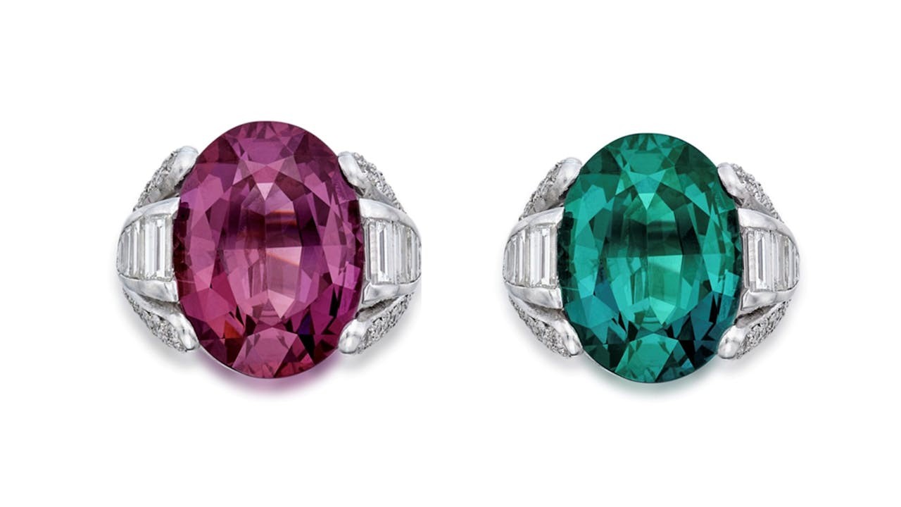 2024年12月,這枚16.53克拉的巴西產亞歷山大變色石戒指是「藍綠轉紫紅」的最佳示範,以約190萬美元成交。(蘇富比)