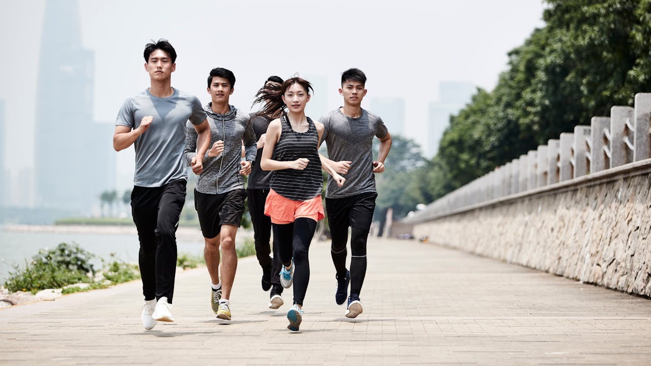 研究顯示,「零零後」一代尤其熱衷於挑戰如馬拉松等極限項目,他們透過運動尋找自我定位,實現個人價值。(Shutterstock)