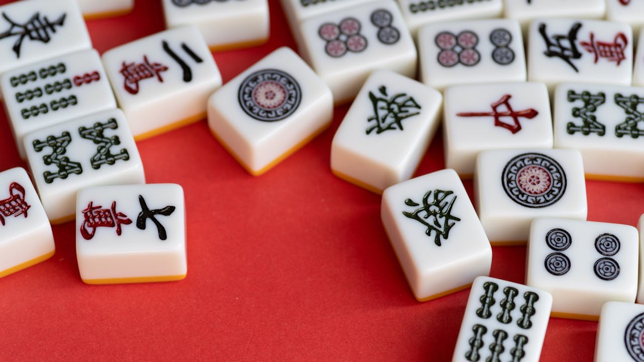 如果我們從賭博角度觀之，則「筒」、「索」、「萬」三者自當與「錢銀」關聯。（Shutterstock）