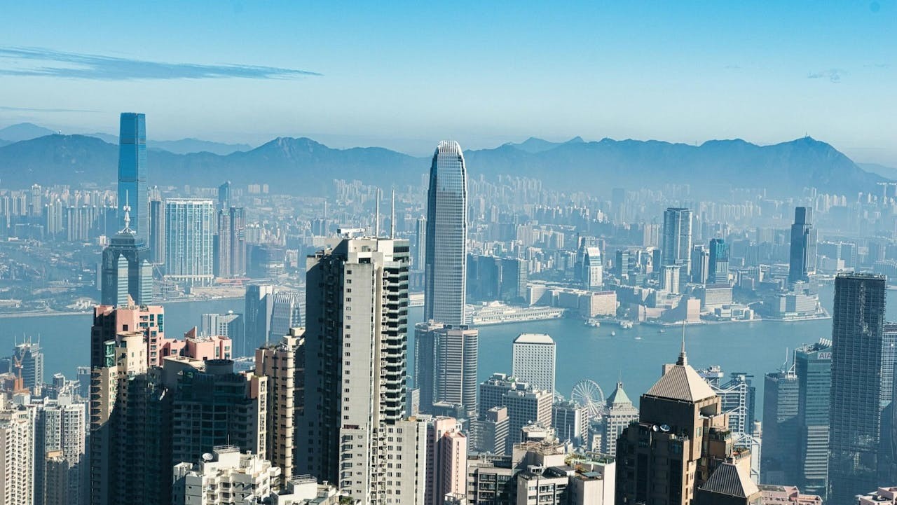 香港要有「FOMO」（fear of missing out, 不容錯過）的迷人魅力，才能夠持續為五湖四海人才聚群之地。（Shutterstock）