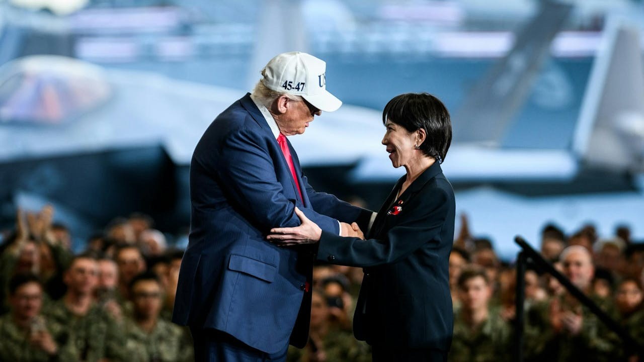 美日首腦會談期間，特朗普還和高市同乘總統專用直升機，到停泊在橫須賀的美國「喬治・華盛頓」號航母上與美國士兵見面，以展示美日同盟的牢固。（白宮Flickr）