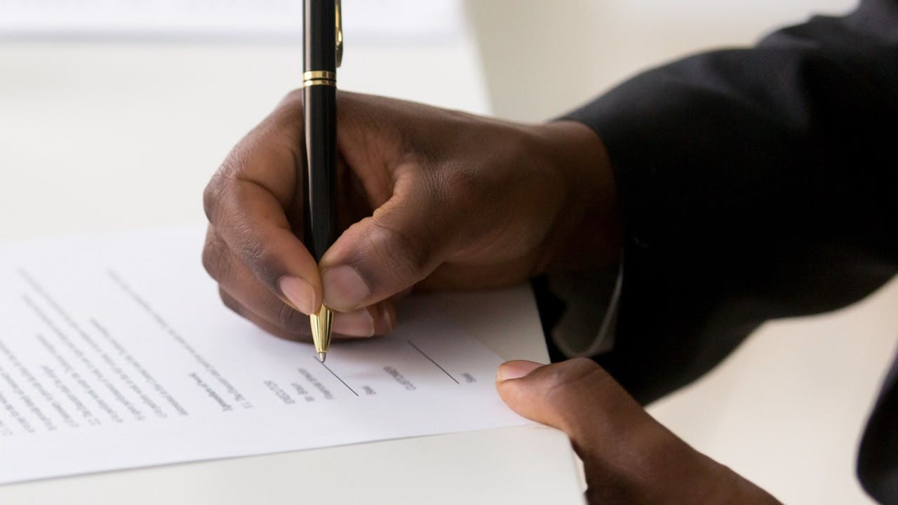 部分基金經理或賣方把這類融資包裝成「安全、回報高、流程快」的產品，但當情勢逆轉，私募直接貸款人的損失可能高於銀行。（Shutterstock）