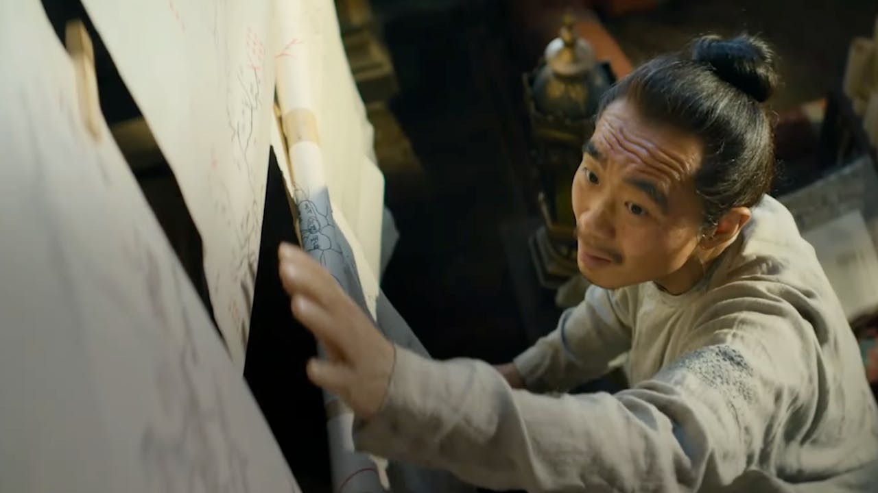 李善德在府衙掛起一整面竹簡與帛紙組成的「算法牆」，成了整個荔枝專案的藍圖。（《長安的荔枝》預告截圖）