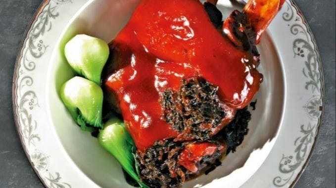 蘇東坡正是趕上了普遍使用醬油的時光,有了醬油就有紅燒,東坡肉、東坡肘子、東坡魚⋯⋯應運而生。(圖為東坡肘子,作者圖片)