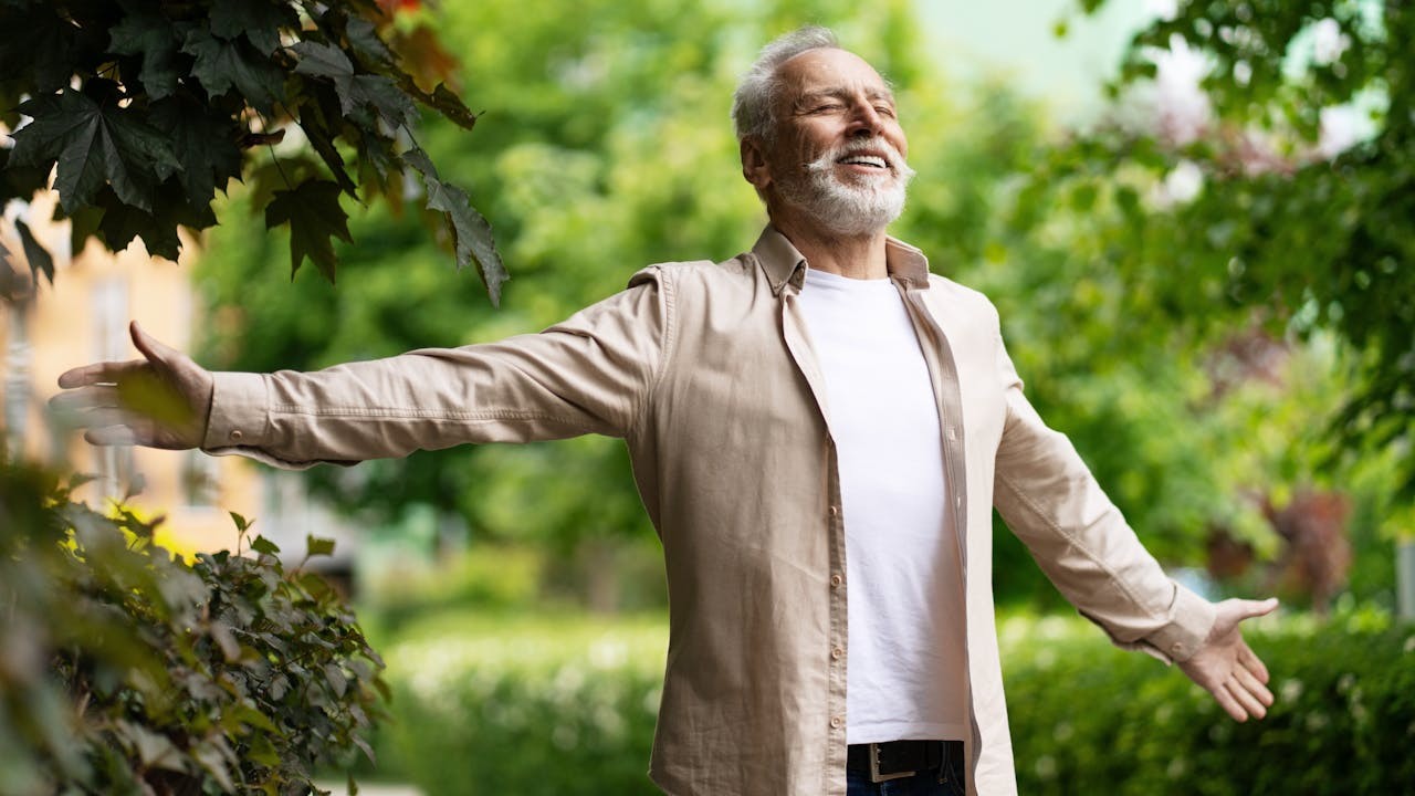 耶魯大學研究發現，對老年抱有積極期望的人，平均壽命能延長7.5年。（Shutterstock）