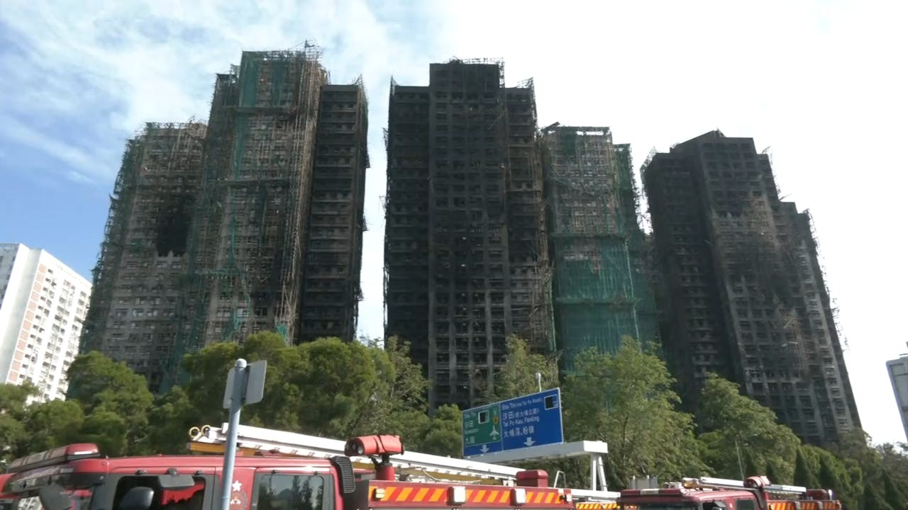 大埔宏福苑火災令不少港人心痛,甚至出現焦慮等情況。(YouTube直播截圖)