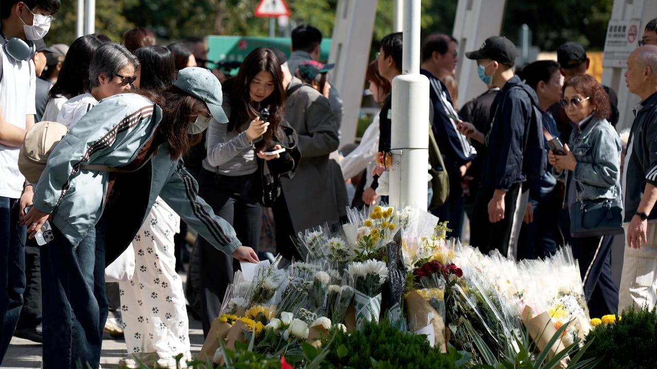 大埔宏福苑火災後，市民自發到現場獻花悼念。（Shutterstock）