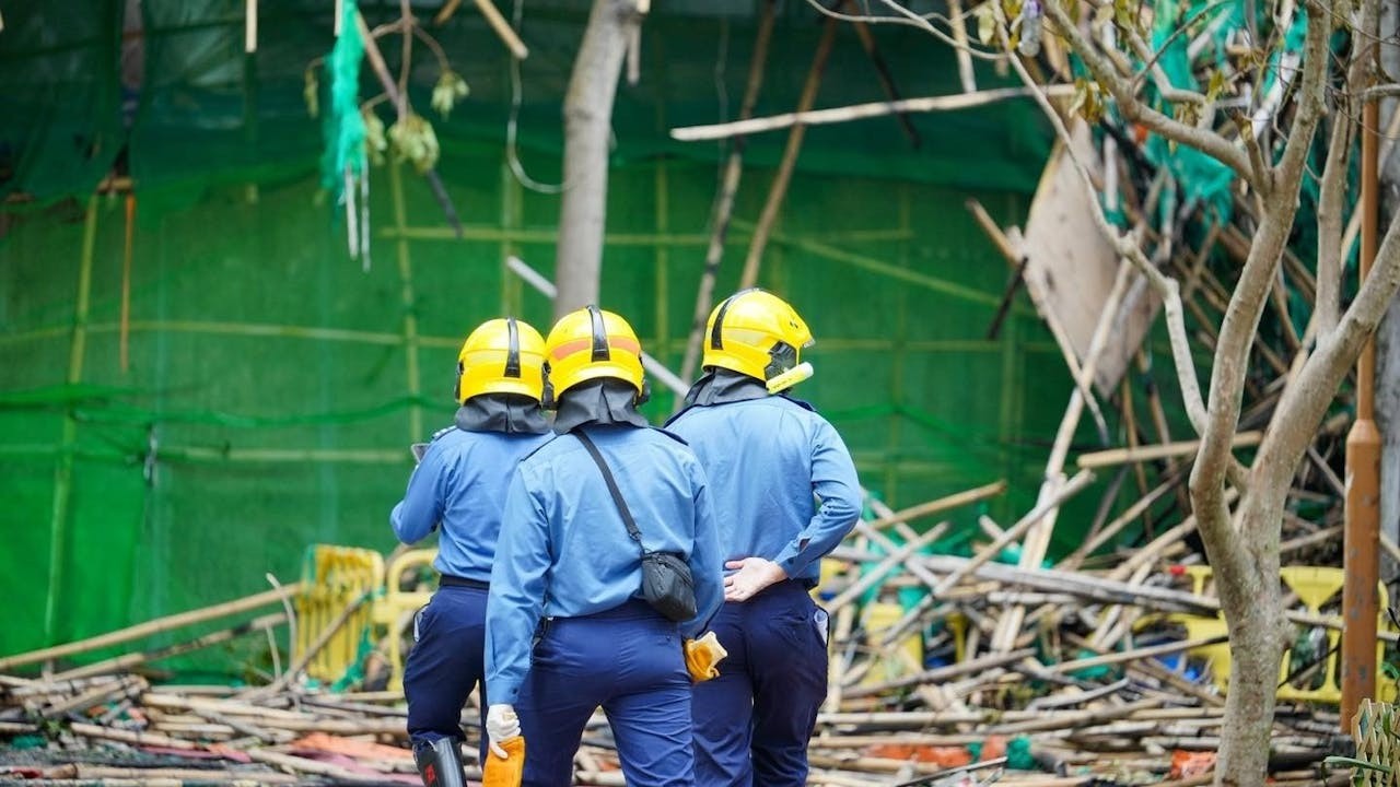 圖示消防在宏福苑火災後支援工作。(香港警察Facebook)