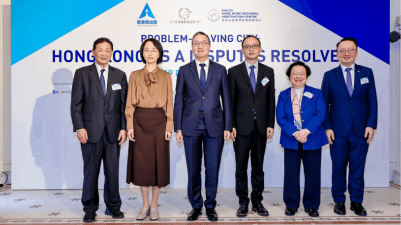 律政司司長林定國（左三），中聯辦宣傳文體部副部長林枬（右三）、外交部駐港特派員公署條約法律部主任周倩（左二）、香港再出發大聯盟副秘書長譚惠珠（右二）、Friday Culture主席胡曉明（左一）及亞非法協香港區域仲裁中心主任陳曉峰律師（右一）擔任主禮嘉賓。