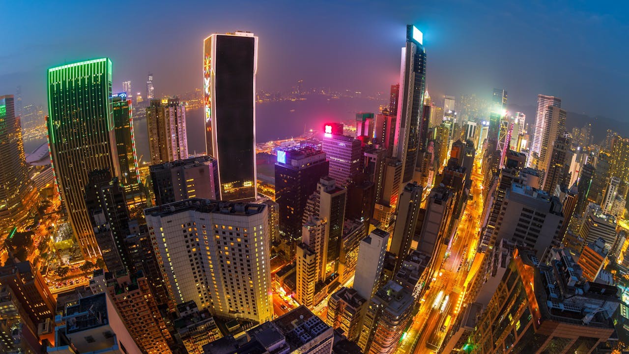 怎麼總參謀部會收購一間無上裝酒吧？《英氣》下集也有談到灣仔酒吧。（Shutterstock）