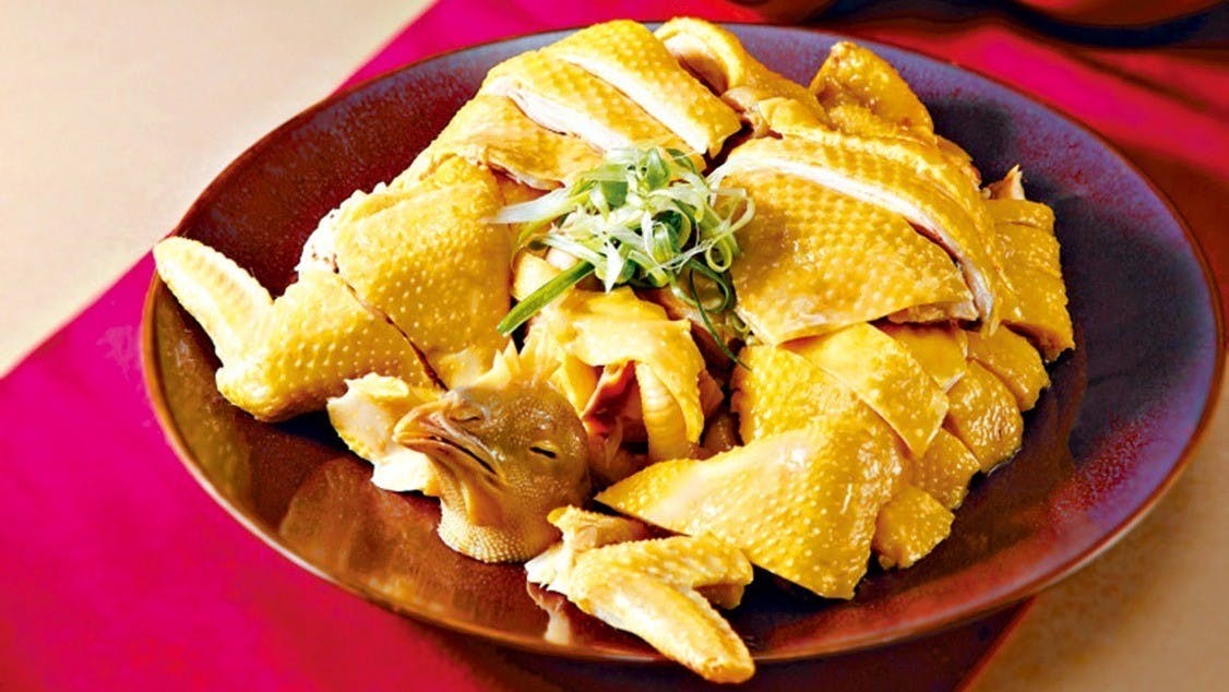 長汀的客家菜，被稱為官府菜，風味是福建菜與江西菜的融合，鹹鮮辛辣，注重原汁原味。圖為長汀官府菜著名菜式白斬河田雞。（作者圖片）