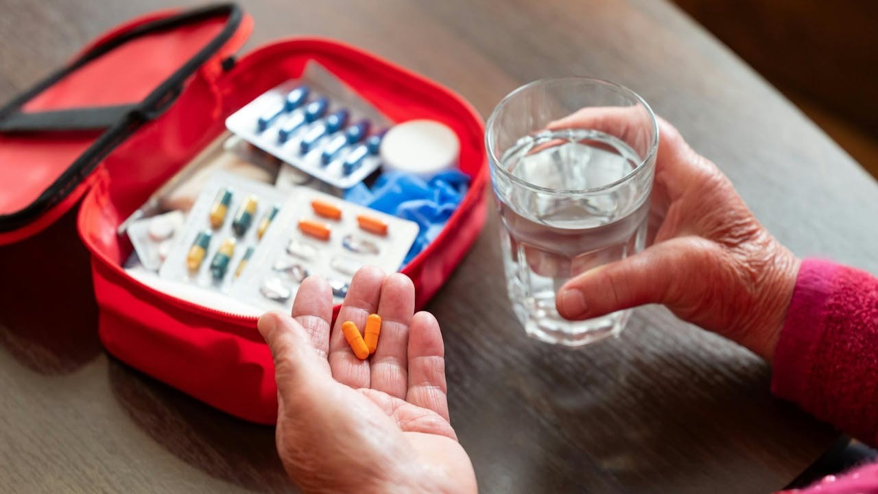 面對止痛藥物或安眠鎮靜藥物，通常的做法是什麼？（Shutterstock）