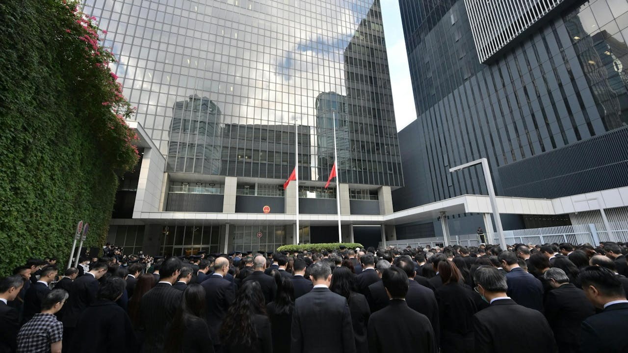 11月29日早上政府總部東翼前地默哀儀式，哀悼在大埔宏福苑火災不幸罹難的市民，所有政府建築物也下半旗誌哀。