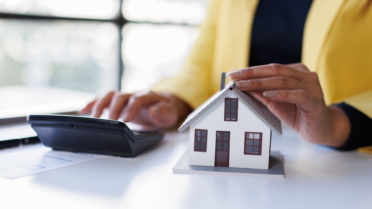 傳媒並沒有報道那些成交蝕了多少錢，他們只是說業主意向價是多少錢，現在成交價比意向價低了三、四成，令人誤會業主蝕大錢。（Shutterstock)