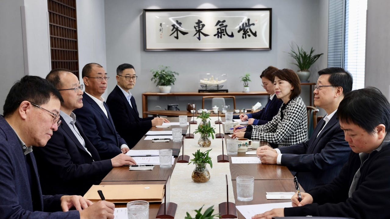 行政長官李家超在北京述職行程最後一天,跟當地的香港青年共晉早餐,並與北京大學高層會面。(李家超Facebook)