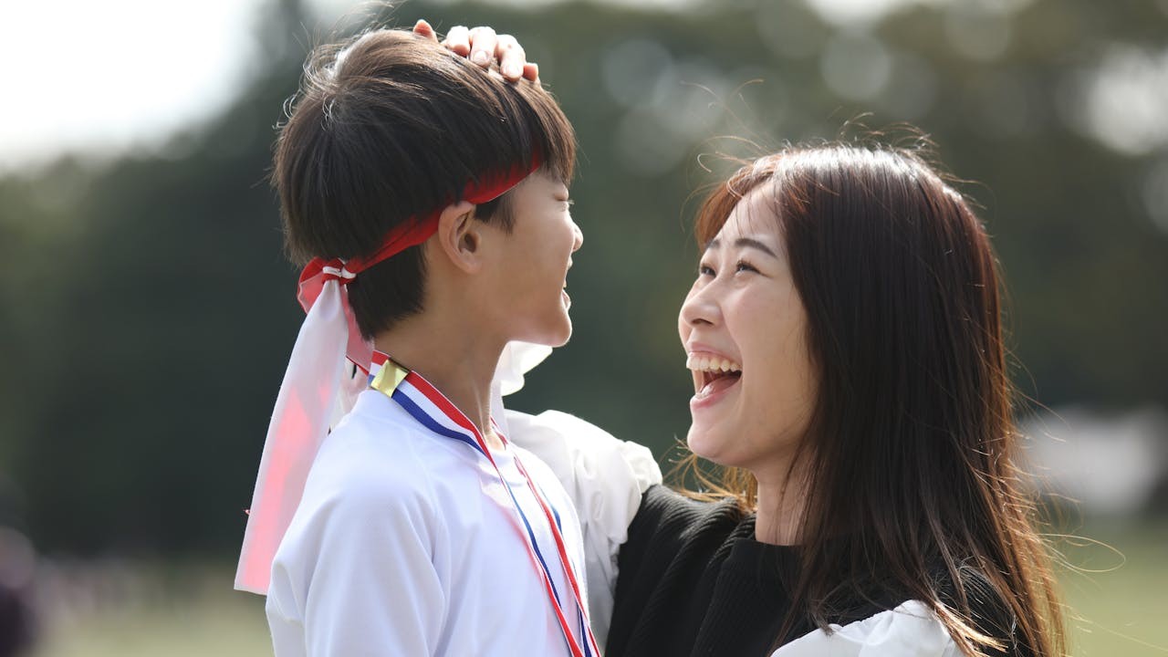 孩子不需要完美的父母,而需要真實且在場的父母。(Shutterstock)